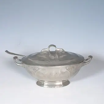 HUGO LEVEN. J. P. Kayser Sohn, Kayserzinn, Jugendstill-Terrine mit Kelle um 1900.