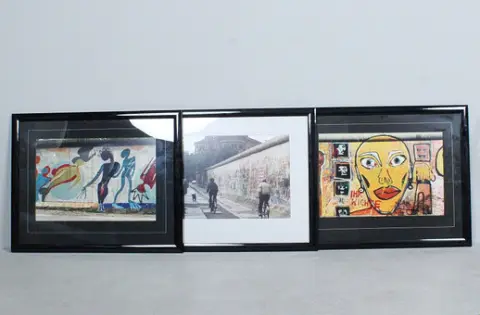 ONBEKENDE KUNSTENAAR. Drie foto's / fotodrukken, '' Berlin '' ingelijst. (3).