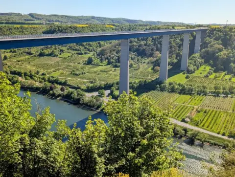 Vertragsfreies Grundstück in der Weinlage ´Winningen-Uhlen´ östlich der ´Mosel´ und nahe der Moseltalbrücke
