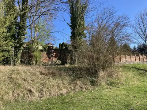 Kleine Grün-/Gartenfläche in der historischen Parkanlage ´Apels Gut´ des Rittergutes Ermlitz