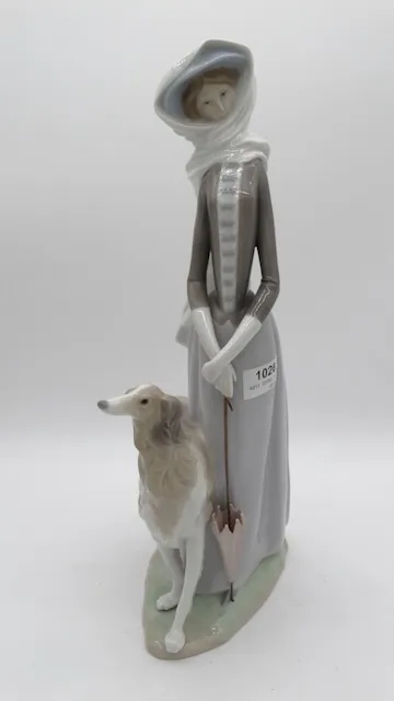 1 figurka porcelanowa "Kobieta z psem" Llando, uszkodzona