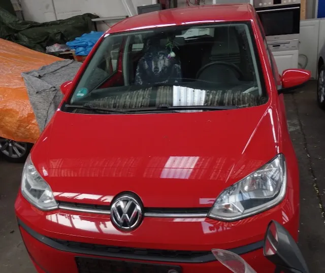 1 VW UP!, first registration 06/18, roadworthiness test 09/27, petrol, manual, recorded mileage 157,163, displacement 999, kW 44, 2 keys, all documents