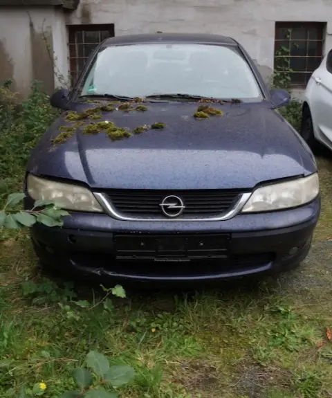 1 Opel Vectra, benzine, handgeschakeld, km-stand 125.864, bouwjaar ca. 1999, 1 sleutel, geen papieren