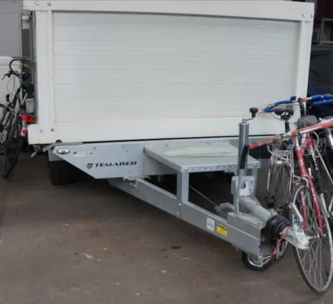 1 Temared DC voertuigtransporter met sanitair huisje, eerste registratie 11/22, APK 08/28, 6 sleutels, alle papieren