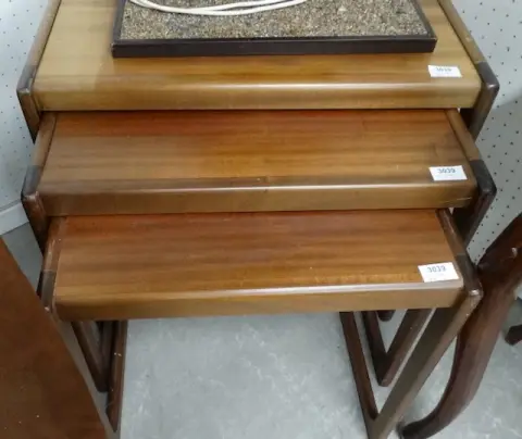 1 table à trois pieds