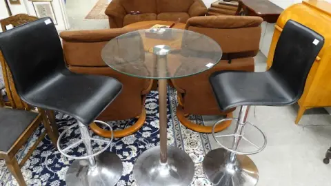 1 table haute avec 2 tabourets hauts