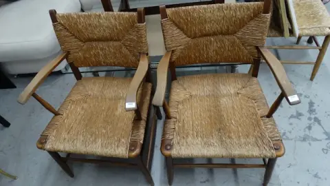 4 židle a 1 houpací křeslo