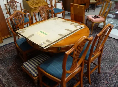 1 table ronde + 6 chaises