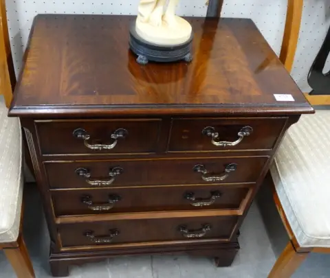 1 petite commode