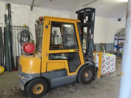 1 gas forklift, make TCM, type FG20/5T, machine no. B31TE56817, year 1998, capacity 2,000 kg, own weight 3,560 kg, 12,660 operating hours, lower window of driver's door defective, driver's seat defective, 1 pair of fork extensions (pos. 23)