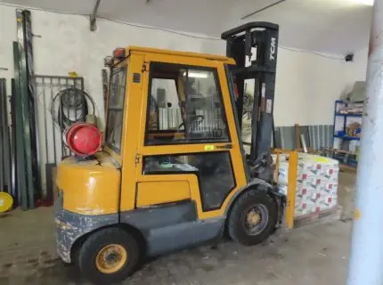 1 gas forklift, make TCM, type FG20/5T, machine no. B31TE56817, year 1998, capacity 2,000 kg, own weight 3,560 kg, 12,660 operating hours, lower window of driver's door defective, driver's seat defective, 1 pair of fork extensions (pos. 23)