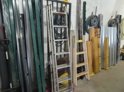 1 folding ladder, make Krause, wood, 4 steps, 1 aluminium extension ladder in 3 sections, make Krause, 7 steps