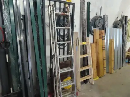 1 folding ladder, make Krause, wood, 4 steps, 1 aluminium extension ladder in 3 sections, make Krause, 7 steps