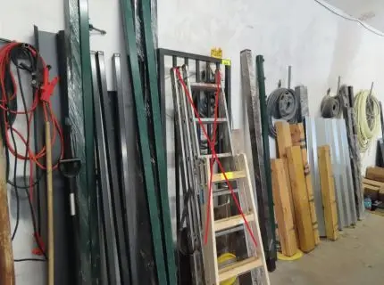 1 lot of fence posts, double rod mats, 1 grid door, 8 fence posts, metal (pos. 11)