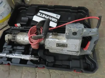 1 demolition hammer, make Graphite, type 58G867, 1,700 W, year 2021, impact function 1,300 bpm, impact energy 45 J, weight 17 kg, in case, rollable