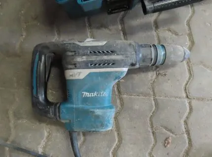 2 combination hammers, make Makita, type HR4013C, with AVT, 1,100 W, impact rate 1,450 - 2,900 bpm, drilling capacity in concrete 40 mm, year 2018, in case