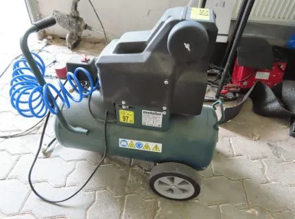 1 small compressor, make Metabo, type Basic 250-24 W OF, 1.50 kW, delivery rate 120 l/min, max. pressure 8 bar, tank size 24 l, own weight 24 kg, serial no. 1098823490, year 09/2021