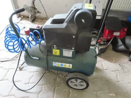 1 small compressor, make Metabo, type Basic 250-24 W OF, 1.50 kW, delivery rate 120 l/min, max. pressure 8 bar, tank size 24 l, own weight 24 kg, serial no. 1098823490, year 09/2021