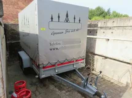 1 flatbed trailer with tarpaulin, make Tema, type DMC, identification number SWH2S0510GH058079, first registration: 01.03.2016, permissible total weight: 2,000 kg, advertising lettering Edelzaun & Tor, roadworthiness test 2023 expired