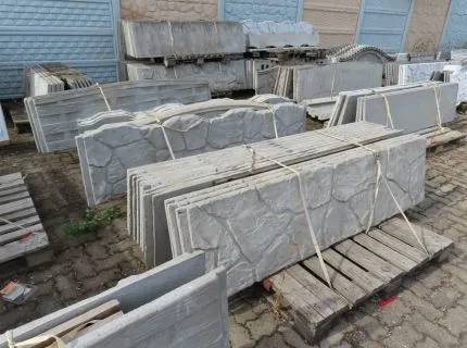 1 lot of material consisting of: approx. 295 fence posts, smooth and structured, approx. 30 covers for panels, approx. 29 edgings, approx. 144 top finishing panels, approx. 900 concrete fence panels, plain, wood and stone patterns (pos. 21 and 24)