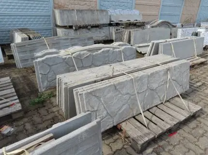 1 lot of material consisting of: approx. 295 fence posts, smooth and structured, approx. 30 covers for panels, approx. 29 edgings, approx. 144 top finishing panels, approx. 900 concrete fence panels, plain, wood and stone patterns (pos. 21 and 24)