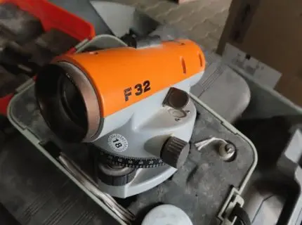 1 leveling set, make Nedo, type F32, in case with aluminum tripod