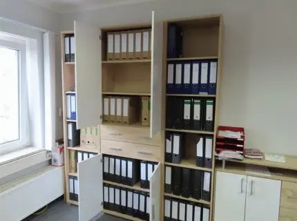 1 lot of office furniture, consisting of: 1 desk, 1.60 m x 0.80 m, 1 desk return, 1 sideboard cabinet, 1.20 m x 1 m, 4 file shelves, 2 m x 0.50 m, 1 file/shelf cabinet, 2 m x 0.80 m, 2 sideboard cabinets with 2 double doors and 3 drawers, 1 m x 1.50 m, 1 sideboard cabinet, 0.80 m x 0.80 m, 1 sideboard cabinet with 4 drawers, 0.50 m x 0.30 m, 1 office swivel chair, black faux leather upholstery, worn, 6 chairs, burgundy faux leather upholstery, worn