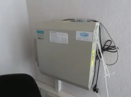 1 centrala telefoniczna, marka Siemens, typ Hicom 110, 1 telefon przenośny, marka Siemens Gigaset, typ A270H, zielony, 1 telefon, marka Yealink