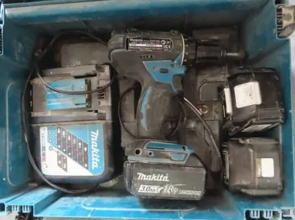 1 cordless drill driver, make Makita, type DDF482, 18V, serial no. 519646 R, with 2 spare batteries and charger, year 2019, in case