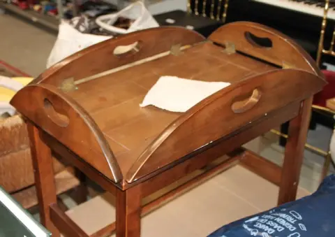 1 tray table