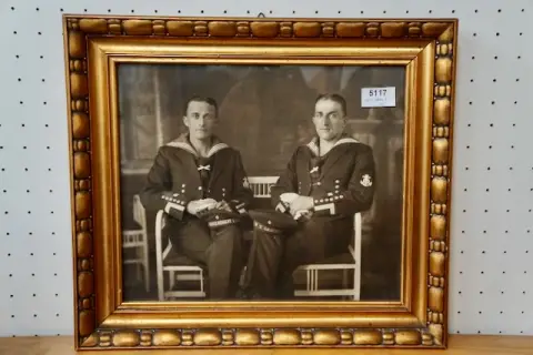 1 Militaria-Bild im Goldrahmen