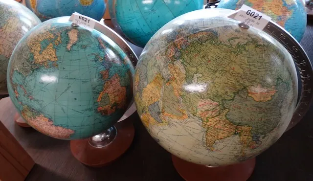 2 globes
