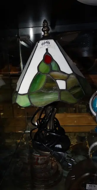 1 Tiffany-style table lamp
