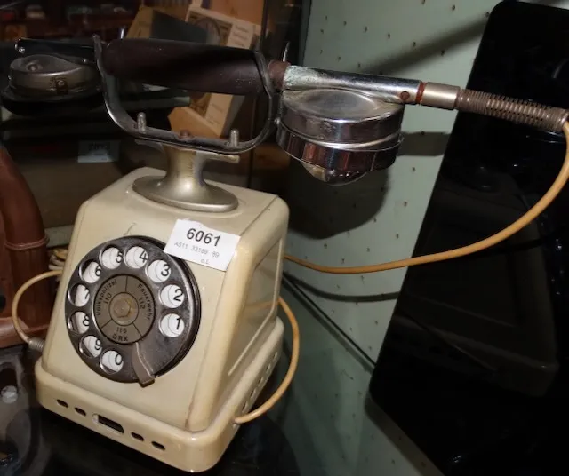 1 vieux téléphone