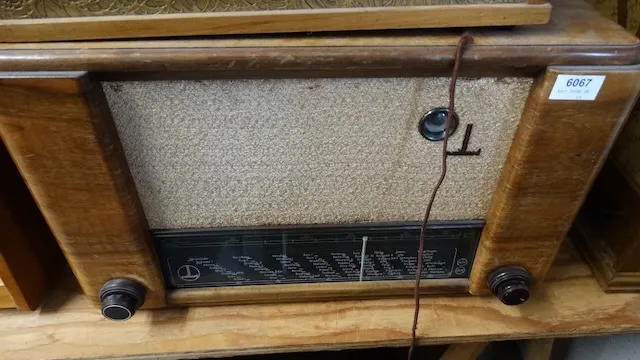 1 staré elektronkové rádio