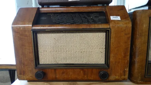 1 staré elektronkové rádio