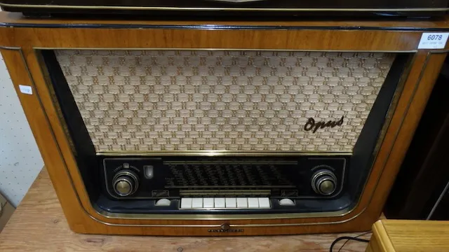 1 staré elektronkové rádio