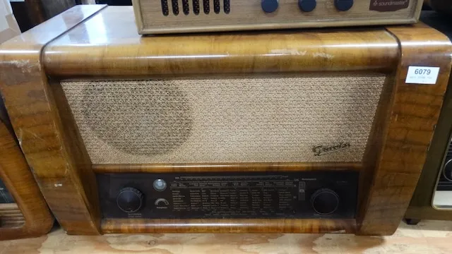 1 staré elektronkové rádio