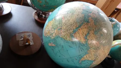 1 globe