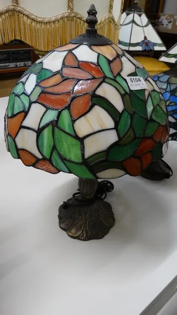 1 lampa stołowa w stylu Tiffany