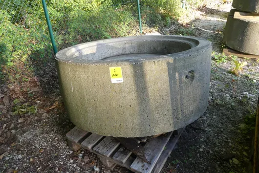 Betonbrøndbund med lige rende