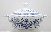 Sopera con tapa, Hutschenreuther, patrón cebolla, aprox. H-20 cm D-aprox. 22 cm