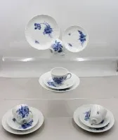 4 cubiertos completos, Royal Copenhagen, flor azul, 1 plato de pastel con grieta antigua y signos de uso, tazas aprox. H-6,5 cm