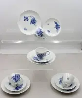 4 cubiertos completos, Royal Copenhagen, flor azul, 1 plato de pastel con grieta antigua y signos de uso, tazas aprox. H-6,5 cm
