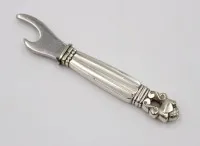 فاتحة زجاجات صغيرة بمقبض فضي، Acorn، Georg Jensen، الطول 8.3 سم