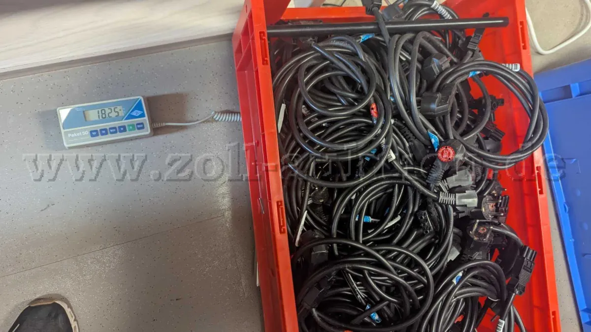 250 kg of assorted power, LAN and data cable remnants with plugs