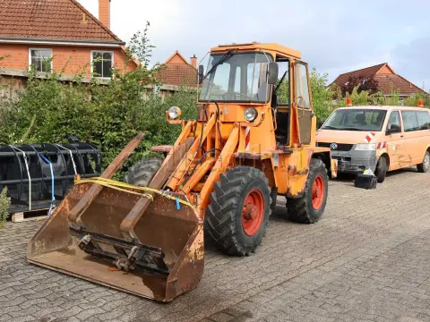 1 фронтальный погрузчик Schaeff тип 904 (для ремонта)