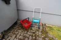 1 wózek na wąż z 3 koszami z tworzywa sztucznego