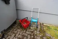 1 wózek na wąż z 3 koszami z tworzywa sztucznego