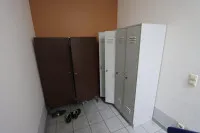 1 szafa metalowa 4-drzwiowa, 1 szafa na ubrania 2-drzwiowa, 1 szafa ze stali z zawartością różnych akt